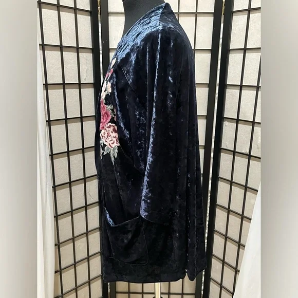 American Eagle Outfitters DARK BLUE VELVET FLORAL EMBROIDERED SHORT KIMONO  XS - threedaughtersproperties.com